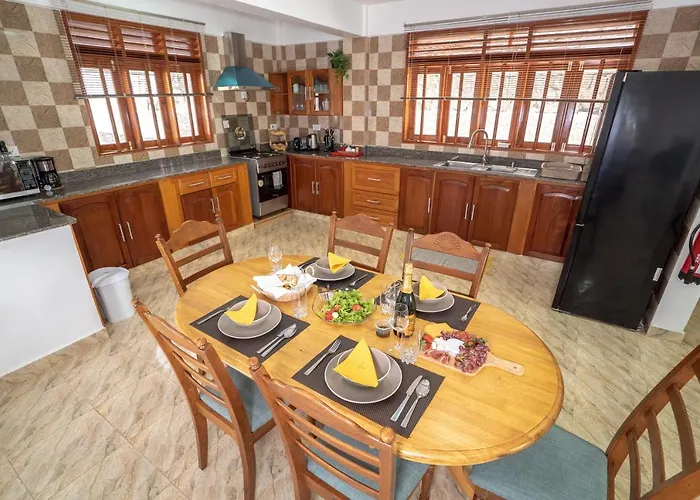 La Belle Self Catering *