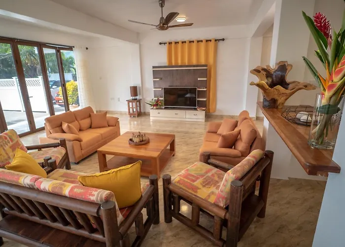 Semesterbostad La Belle Self Catering *
