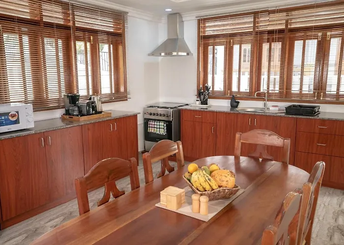 Semesterbostad La Belle Self Catering *